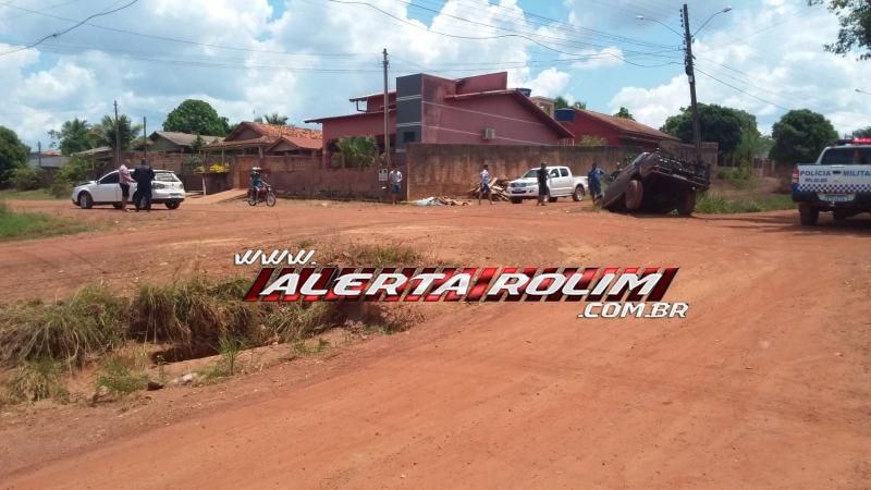 Colisão entre dois carros foi registrada neste domingo no bairro Industrial em Rolim de Moura Colisão entre dois carros foi registrada neste domingo no bairro Industrial em Rolim de Moura