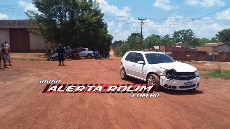 Colisão entre dois carros foi registrada neste domingo no bairro Industrial em Rolim de Moura Colisão entre dois carros foi registrada neste domingo no bairro Industrial em Rolim de Moura