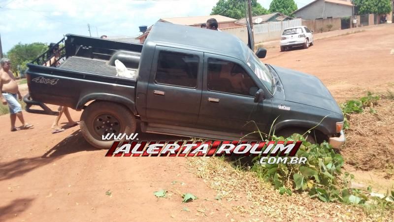 Colisão entre dois carros foi registrada neste domingo no bairro Industrial em Rolim de Moura Colisão entre dois carros foi registrada neste domingo no bairro Industrial em Rolim de Moura