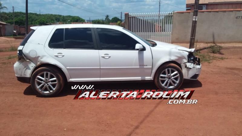 Colisão entre dois carros foi registrada neste domingo no bairro Industrial em Rolim de Moura Colisão entre dois carros foi registrada neste domingo no bairro Industrial em Rolim de Moura