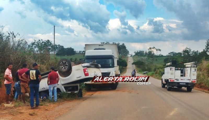 Condutor de caminhonete capota veículo, na RO-481, próximo à Nova Brasilândia do Oeste Condutor de caminhonete capota veículo, na RO-481, próximo à Nova Brasilândia do Oeste