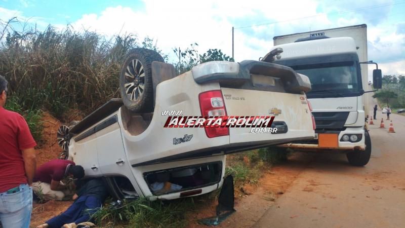 Condutor de caminhonete capota veículo, na RO-481, próximo à Nova Brasilândia do Oeste Condutor de caminhonete capota veículo, na RO-481, próximo à Nova Brasilândia do Oeste