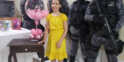 Criança realiza sonho em comemorar aniversário com a presença da Polícia Militar Criança realiza sonho em comemorar aniversário com a presença da Polícia Militar