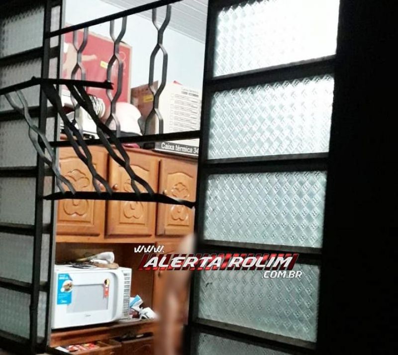 Dois suspeitos foram presos em flagrante pela PM, enquanto praticavam furto a uma residência em Rolim de Moura - Vídeo Dois suspeitos foram presos em flagrante pela PM, enquanto praticavam furto a uma residência em Rolim de Moura - Vídeo