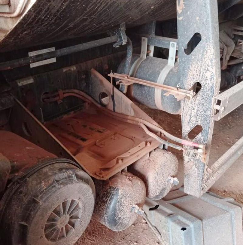 Ladrões furtaram várias baterias de caminhões de coleta de lixo em Rolim de Moura; outros produtos também foram levados Ladrões furtaram várias baterias de caminhões de coleta de lixo em Rolim de Moura; outros produtos também foram levados