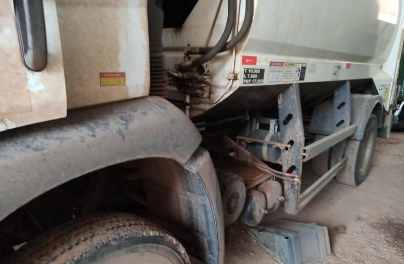 Ladrões furtaram várias baterias de caminhões de coleta de lixo em Rolim de Moura; outros produtos também foram levados Ladrões furtaram várias baterias de caminhões de coleta de lixo em Rolim de Moura; outros produtos também foram levados