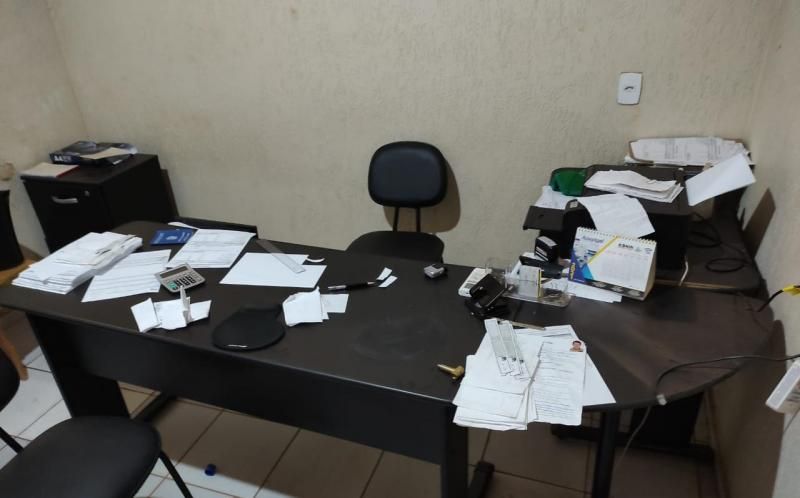 Ladrões furtaram várias baterias de caminhões de coleta de lixo em Rolim de Moura; outros produtos também foram levados Ladrões furtaram várias baterias de caminhões de coleta de lixo em Rolim de Moura; outros produtos também foram levados