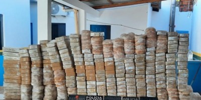 Mais de 300 kg de drogas foram apreendidos pela Polícia Militar na região de São Francisco do Guaporé Mais de 300 kg de drogas foram apreendidos pela Polícia Militar na região de São Francisco do Guaporé