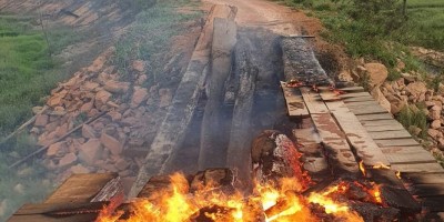 Megaoperação de desocupação de fazendas tem prisões e ponte queimada em Nova Mutum Megaoperação de desocupação de fazendas tem prisões e ponte queimada em Nova Mutum
