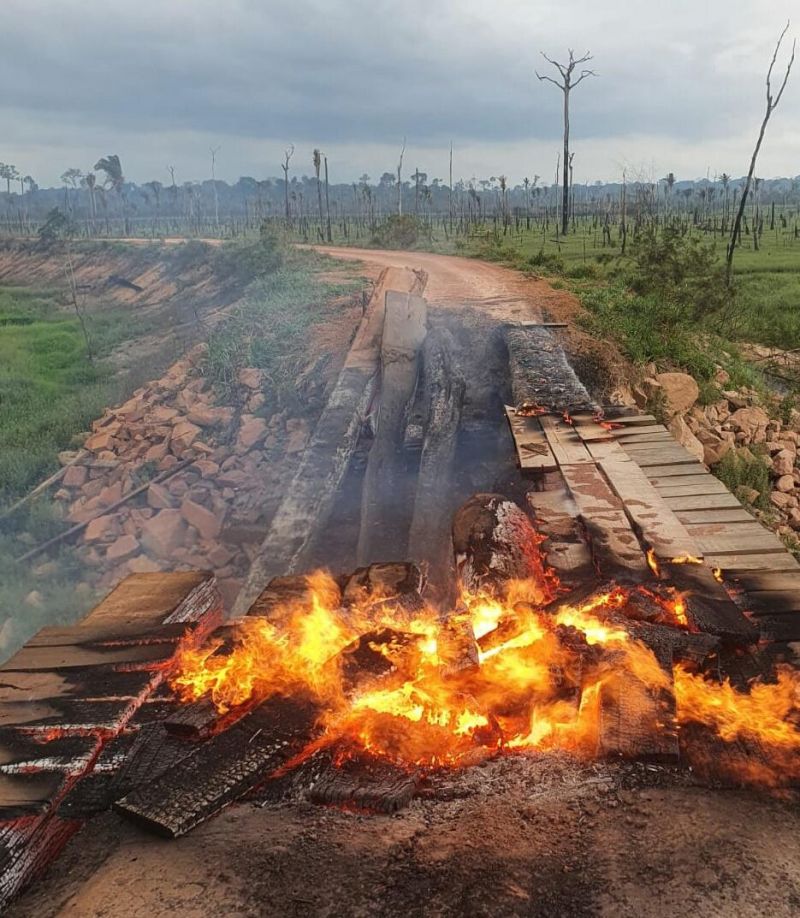 Megaoperação de desocupação de fazendas tem prisões e ponte queimada em Nova Mutum Megaoperação de desocupação de fazendas tem prisões e ponte queimada em Nova Mutum
