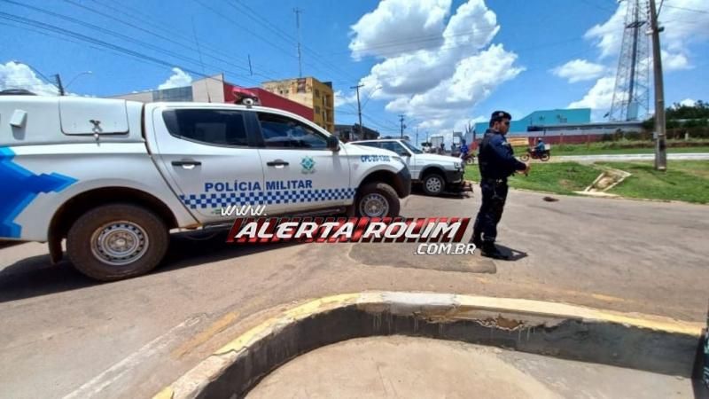 Moto vai parar embaixo de carro após colisão no Centro de Rolim de Moura Moto vai parar embaixo de carro após colisão no Centro de Rolim de Moura