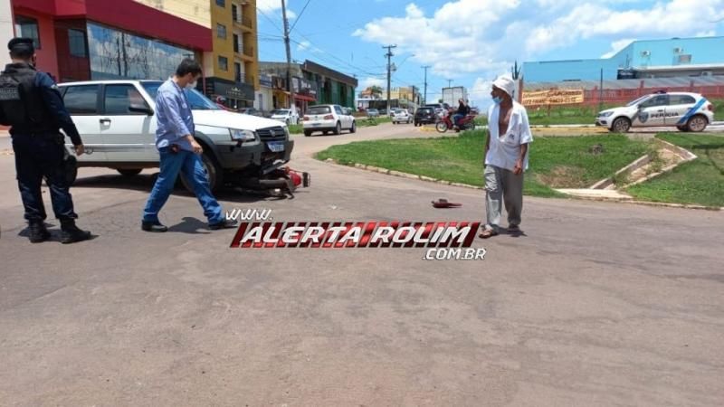 Moto vai parar embaixo de carro após colisão no Centro de Rolim de Moura Moto vai parar embaixo de carro após colisão no Centro de Rolim de Moura