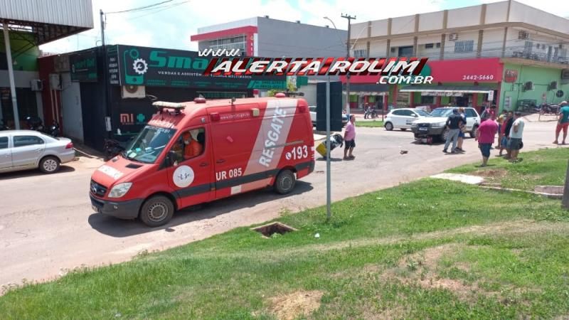 Moto vai parar embaixo de carro após colisão no Centro de Rolim de Moura Moto vai parar embaixo de carro após colisão no Centro de Rolim de Moura