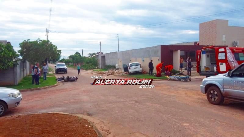 Motociclista foi socorrido pelos bombeiros, após colidir violentamente contra carro em Rolim de Moura; assista ao vídeo do momento do acidente Motociclista foi socorrido pelos bombeiros, após colidir violentamente contra carro em Rolim de Moura; assista ao vídeo do momento do acidente