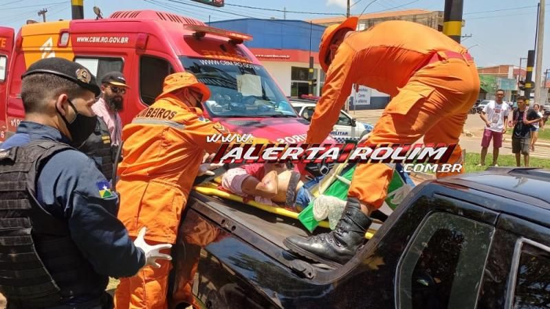 Motociclista parou em cima de carroceria de pick-up durante grave acidente no Centro de Rolim de Moura Motociclista parou em cima de carroceria de pick-up durante grave acidente no Centro de Rolim de Moura