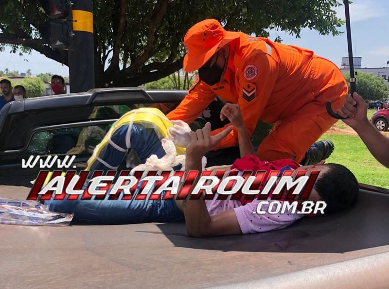 Motociclista parou em cima de carroceria de pick-up durante grave acidente no Centro de Rolim de Moura Motociclista parou em cima de carroceria de pick-up durante grave acidente no Centro de Rolim de Moura