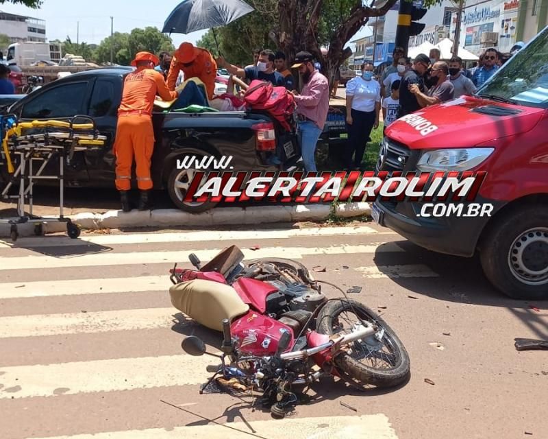 Motociclista parou em cima de carroceria de pick-up durante grave acidente no Centro de Rolim de Moura Motociclista parou em cima de carroceria de pick-up durante grave acidente no Centro de Rolim de Moura