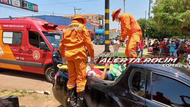 Motociclista parou em cima de carroceria de pick-up durante grave acidente no Centro de Rolim de Moura Motociclista parou em cima de carroceria de pick-up durante grave acidente no Centro de Rolim de Moura