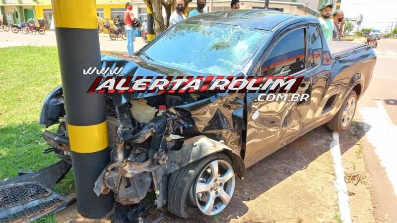 Motociclista parou em cima de carroceria de pick-up durante grave acidente no Centro de Rolim de Moura Motociclista parou em cima de carroceria de pick-up durante grave acidente no Centro de Rolim de Moura
