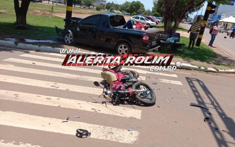 Motociclista parou em cima de carroceria de pick-up durante grave acidente no Centro de Rolim de Moura Motociclista parou em cima de carroceria de pick-up durante grave acidente no Centro de Rolim de Moura
