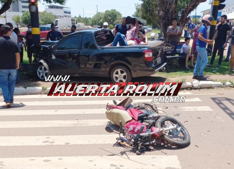 Motociclista parou em cima de carroceria de pick-up durante grave acidente no Centro de Rolim de Moura Motociclista parou em cima de carroceria de pick-up durante grave acidente no Centro de Rolim de Moura