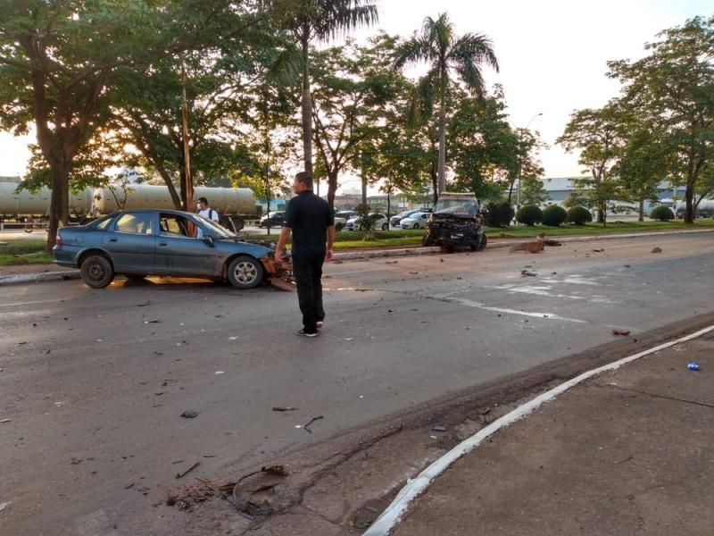 Motorista fura sinal, bate em viatura da Força Nacional e até semáforo é arrancado em RO Motorista fura sinal, bate em viatura da Força Nacional e até semáforo é arrancado em RO