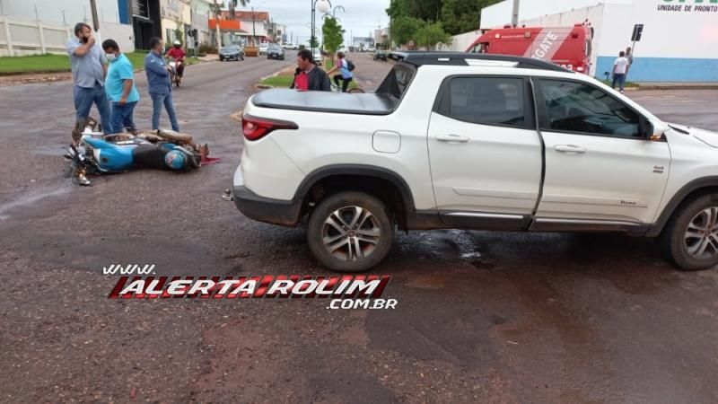 Para evitar colisão, mototaxista efetua frenagem e acaba caindo na Rua Rio Madeira em Rolim de Moura Para evitar colisão, mototaxista efetua frenagem e acaba caindo na Rua Rio Madeira em Rolim de Moura