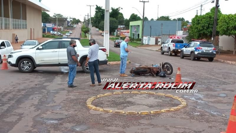 Para evitar colisão, mototaxista efetua frenagem e acaba caindo na Rua Rio Madeira em Rolim de Moura Para evitar colisão, mototaxista efetua frenagem e acaba caindo na Rua Rio Madeira em Rolim de Moura