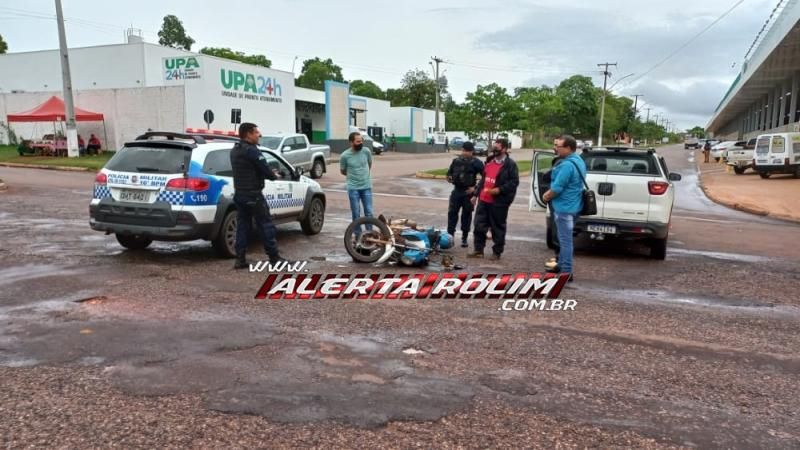 Para evitar colisão, mototaxista efetua frenagem e acaba caindo na Rua Rio Madeira em Rolim de Moura Para evitar colisão, mototaxista efetua frenagem e acaba caindo na Rua Rio Madeira em Rolim de Moura