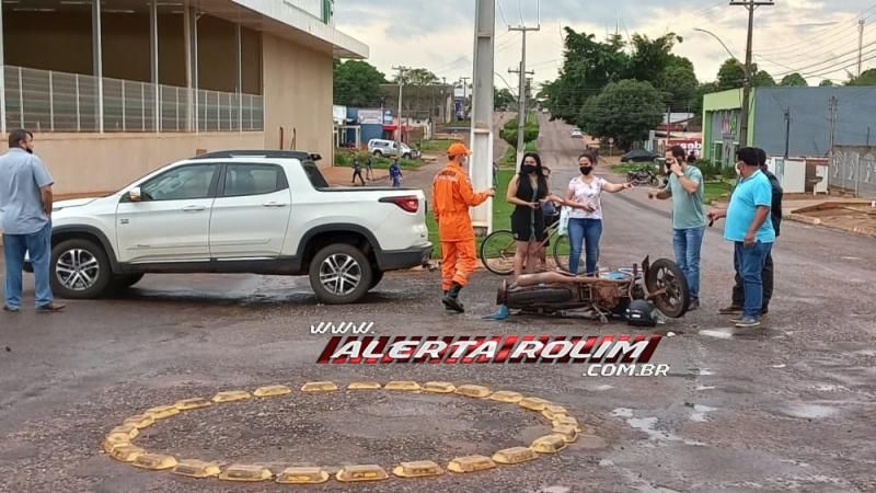 Para evitar colisão, mototaxista efetua frenagem e acaba caindo na Rua Rio Madeira em Rolim de Moura Para evitar colisão, mototaxista efetua frenagem e acaba caindo na Rua Rio Madeira em Rolim de Moura