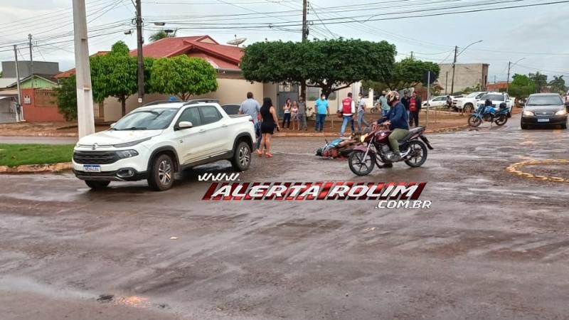 Para evitar colisão, mototaxista efetua frenagem e acaba caindo na Rua Rio Madeira em Rolim de Moura Para evitar colisão, mototaxista efetua frenagem e acaba caindo na Rua Rio Madeira em Rolim de Moura