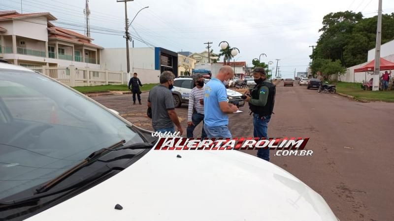Para evitar colisão, mototaxista efetua frenagem e acaba caindo na Rua Rio Madeira em Rolim de Moura Para evitar colisão, mototaxista efetua frenagem e acaba caindo na Rua Rio Madeira em Rolim de Moura