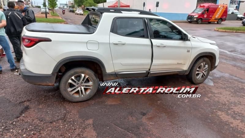 Para evitar colisão, mototaxista efetua frenagem e acaba caindo na Rua Rio Madeira em Rolim de Moura Para evitar colisão, mototaxista efetua frenagem e acaba caindo na Rua Rio Madeira em Rolim de Moura