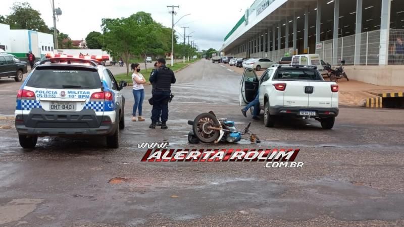 Para evitar colisão, mototaxista efetua frenagem e acaba caindo na Rua Rio Madeira em Rolim de Moura Para evitar colisão, mototaxista efetua frenagem e acaba caindo na Rua Rio Madeira em Rolim de Moura