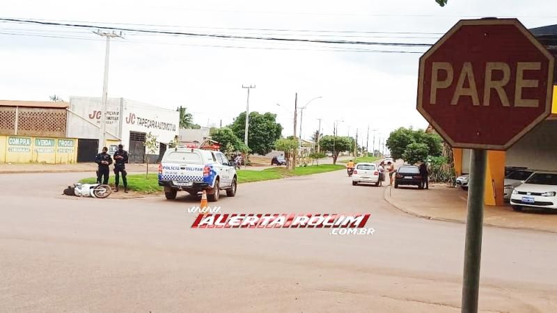 Mulher fratura clavícula após colisão entre carro e moto nesta manhã de terça-feira em Rolim de Moura Mulher fratura clavícula após colisão entre carro e moto nesta manhã de terça-feira em Rolim de Moura