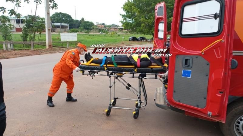 Mulher fratura clavícula após colisão entre carro e moto nesta manhã de terça-feira em Rolim de Moura Mulher fratura clavícula após colisão entre carro e moto nesta manhã de terça-feira em Rolim de Moura