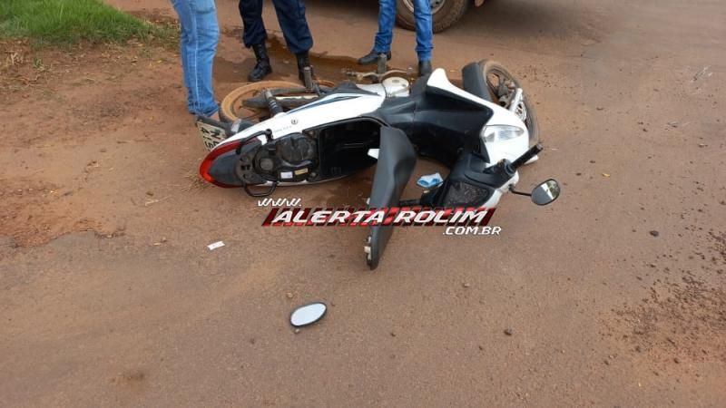 Mulher fratura clavícula após colisão entre carro e moto nesta manhã de terça-feira em Rolim de Moura Mulher fratura clavícula após colisão entre carro e moto nesta manhã de terça-feira em Rolim de Moura