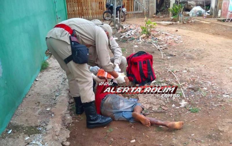 Mulher foi presa pela PM, após agredir homem em Rolim de Moura; a vítima foi socorrida pelos bombeiros com suspeita de fratura no braço  Mulher foi presa pela PM, após agredir homem em Rolim de Moura; a vítima foi socorrida pelos bombeiros com suspeita de fratura no braço