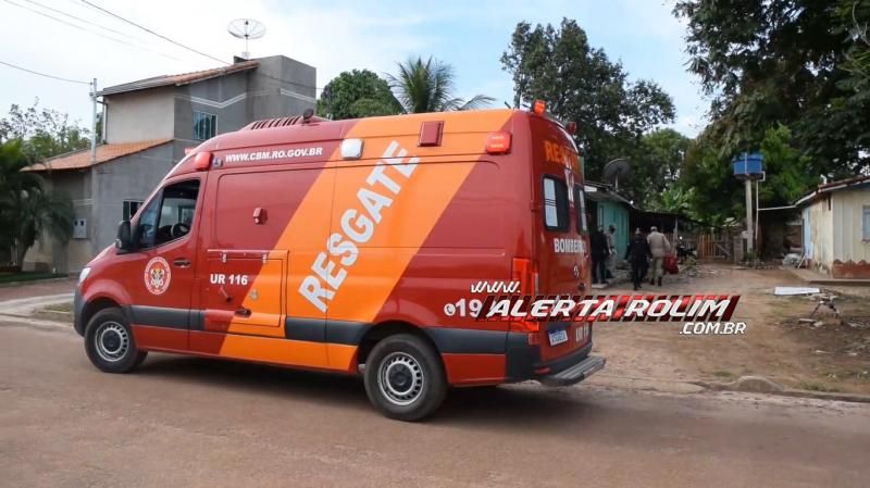 Mulher foi presa pela PM, após agredir homem em Rolim de Moura; a vítima foi socorrida pelos bombeiros com suspeita de fratura no braço  Mulher foi presa pela PM, após agredir homem em Rolim de Moura; a vítima foi socorrida pelos bombeiros com suspeita de fratura no braço