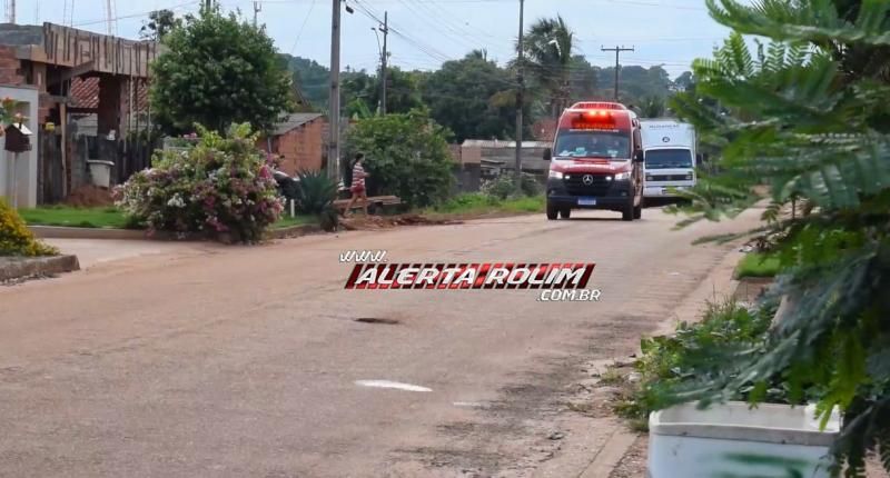 Mulher foi presa pela PM, após agredir homem em Rolim de Moura; a vítima foi socorrida pelos bombeiros com suspeita de fratura no braço  Mulher foi presa pela PM, após agredir homem em Rolim de Moura; a vítima foi socorrida pelos bombeiros com suspeita de fratura no braço