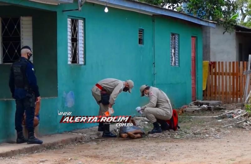 Mulher foi presa pela PM, após agredir homem em Rolim de Moura; a vítima foi socorrida pelos bombeiros com suspeita de fratura no braço  Mulher foi presa pela PM, após agredir homem em Rolim de Moura; a vítima foi socorrida pelos bombeiros com suspeita de fratura no braço