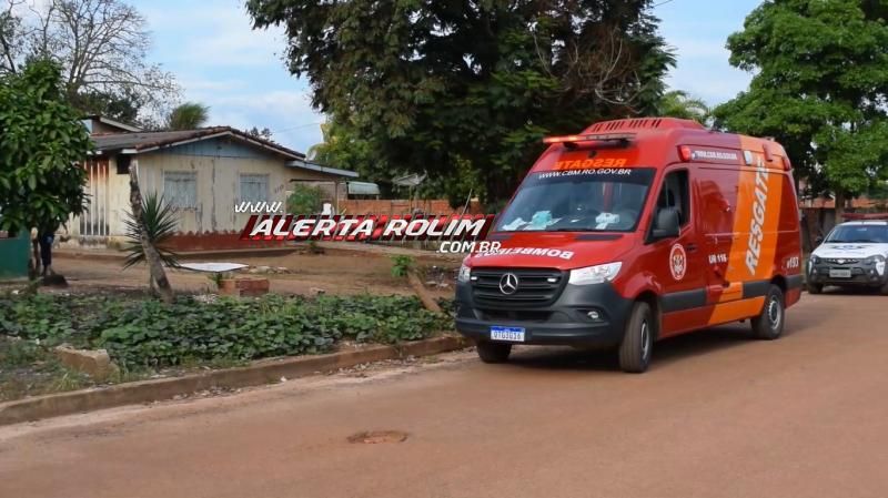 Mulher foi presa pela PM, após agredir homem em Rolim de Moura; a vítima foi socorrida pelos bombeiros com suspeita de fratura no braço  Mulher foi presa pela PM, após agredir homem em Rolim de Moura; a vítima foi socorrida pelos bombeiros com suspeita de fratura no braço