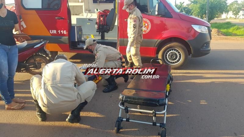 Mulher foi socorrida pelos bombeiros após acidente entre carro e moto, no bairro Planalto em Rolim de Moura Mulher foi socorrida pelos bombeiros após acidente entre carro e moto, no bairro Planalto em Rolim de Moura