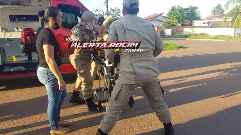 Mulher foi socorrida pelos bombeiros após acidente entre carro e moto, no bairro Planalto em Rolim de Moura Mulher foi socorrida pelos bombeiros após acidente entre carro e moto, no bairro Planalto em Rolim de Moura