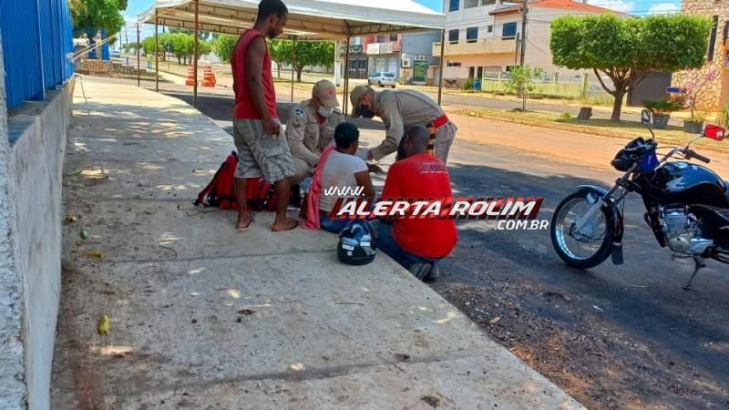Mulher foi socorrida pelos bombeiros, após colisão entre carro e moto em cruzamento na área central de Rolim de Moura Mulher foi socorrida pelos bombeiros, após colisão entre carro e moto em cruzamento na área central de Rolim de Moura