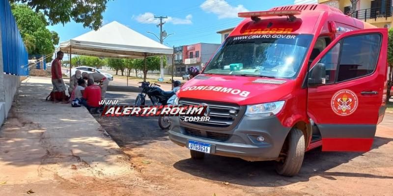 Mulher foi socorrida pelos bombeiros, após colisão entre carro e moto em cruzamento na área central de Rolim de Moura Mulher foi socorrida pelos bombeiros, após colisão entre carro e moto em cruzamento na área central de Rolim de Moura