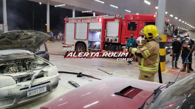 Carro pega fogo no estacionamento de supermercado em Rolim de Moura - Vídeo Carro pega fogo no estacionamento de supermercado em Rolim de Moura - Vídeo