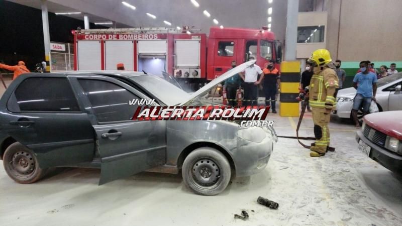 Carro pega fogo no estacionamento de supermercado em Rolim de Moura - Vídeo Carro pega fogo no estacionamento de supermercado em Rolim de Moura - Vídeo