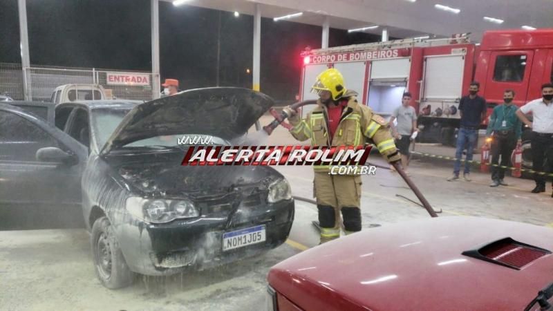 Carro pega fogo no estacionamento de supermercado em Rolim de Moura - Vídeo Carro pega fogo no estacionamento de supermercado em Rolim de Moura - Vídeo