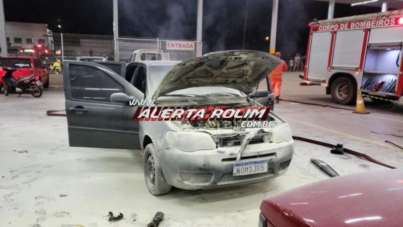 Carro pega fogo no estacionamento de supermercado em Rolim de Moura - Vídeo Carro pega fogo no estacionamento de supermercado em Rolim de Moura - Vídeo